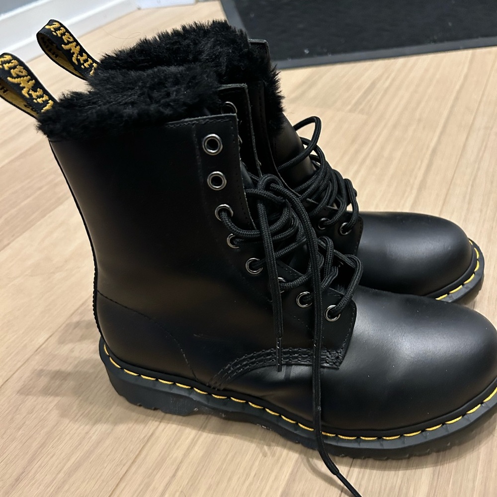 Brand new never worn 1460 SERENA Leather FAUX FUR LINED LACE UP BOOTS